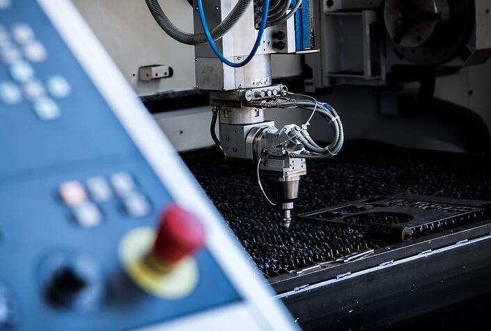 光纖切割機(jī)在切割金屬板時候的注意事項以及操作技巧